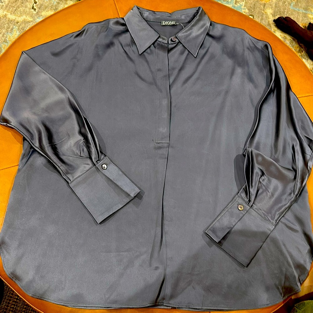 Diomi Silk blouse. Size Large
Dark charcoal Gray.